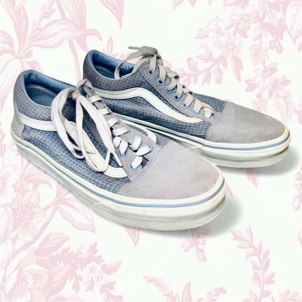 Vans Suede/Canvas Old Skool powder blue sneakers, very good condition. 
Wms 9.